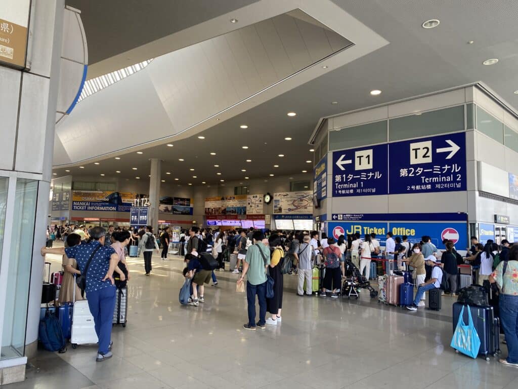 간사이 공항 역 라피트 티켓 대기열